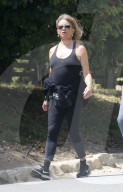 PREMIUM EXCLUSIVE Goldie Hawn Soaks Up The Sunshine With A Gal Pal