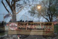 NEWS - Für den bei einer Polizeikontrolle getöteten Daunte Wright: Proteste vor dem Brooklyn Center Police Department