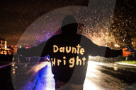 NEWS - Für den bei einer Polizeikontrolle getöteten Daunte Wright: Proteste vor dem Brooklyn Center Police Department