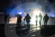 NEWS - Für den bei einer Polizeikontrolle getöteten Daunte Wright: Proteste vor dem Brooklyn Center Police Department
