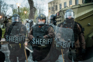 NEWS - Für den bei einer Polizeikontrolle getöteten Daunte Wright: Proteste vor dem Brooklyn Center Police Department