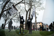 NEWS - Für den bei einer Polizeikontrolle getöteten Daunte Wright: Proteste vor dem Brooklyn Center Police Department