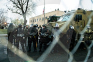 NEWS - Für den bei einer Polizeikontrolle getöteten Daunte Wright: Proteste vor dem Brooklyn Center Police Department