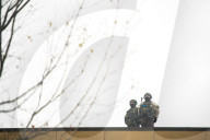 NEWS - Für den bei einer Polizeikontrolle getöteten Daunte Wright: Proteste vor dem Brooklyn Center Police Department