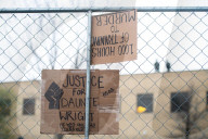 NEWS - Für den bei einer Polizeikontrolle getöteten Daunte Wright: Proteste vor dem Brooklyn Center Police Department