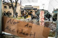 NEWS - Für den bei einer Polizeikontrolle getöteten Daunte Wright: Proteste vor dem Brooklyn Center Police Department