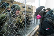 NEWS - Für den bei einer Polizeikontrolle getöteten Daunte Wright: Proteste vor dem Brooklyn Center Police Department