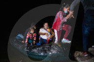 NEWS - Migranten überqueren nachts die US-Grenze bei Roma, Texas