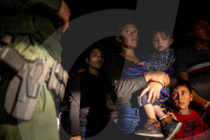 NEWS - Migranten überqueren nachts die US-Grenze bei Roma, Texas