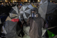 NEWS - Demonstranten und Polizei in der dritten Nacht der Proteste nach dem Tod von Daunte Write in Brooklyn Center, Minnesota, 