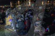 NEWS - Demonstranten und Polizei in der dritten Nacht der Proteste nach dem Tod von Daunte Write in Brooklyn Center, Minnesota, 