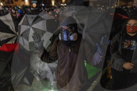 NEWS - Demonstranten und Polizei in der dritten Nacht der Proteste nach dem Tod von Daunte Write in Brooklyn Center, Minnesota, 