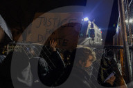 NEWS - Demonstranten und Polizei in der dritten Nacht der Proteste nach dem Tod von Daunte Write in Brooklyn Center, Minnesota, 