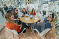 NEWS - Coronavirus:  Essen in Kuppeln auf der Terrasse des Somerset House in London