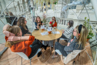 NEWS - Coronavirus:  Essen in Kuppeln auf der Terrasse des Somerset House in London