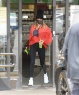 Hailey Baldwin Stops For A Healthy Smoothie Before Hitting The Hair Salon