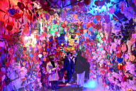 FEATURE - Wunschkarten in einer Passage in romantischem Licht in Chengdu, China