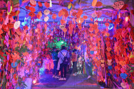 FEATURE - Wunschkarten in einer Passage in romantischem Licht in Chengdu, China