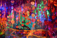 FEATURE - Wunschkarten in einer Passage in romantischem Licht in Chengdu, China