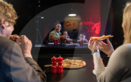 NEWS - Coronavirus: Die Zukunft nach Covid? Virtuelles gemeinsames Pizza-Essen an verschiedenen Orten dank Virgin Medias Two Hearts Pizzeria Konzept