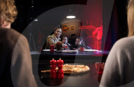 NEWS - Coronavirus: Die Zukunft nach Covid? Virtuelles gemeinsames Pizza-Essen an verschiedenen Orten dank Virgin Medias Two Hearts Pizzeria Konzept