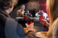 NEWS - Coronavirus: Die Zukunft nach Covid? Virtuelles gemeinsames Pizza-Essen an verschiedenen Orten dank Virgin Medias Two Hearts Pizzeria Konzept