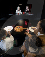 NEWS - Coronavirus: Die Zukunft nach Covid? Virtuelles gemeinsames Pizza-Essen an verschiedenen Orten dank Virgin Medias Two Hearts Pizzeria Konzept