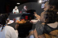 NEWS - Coronavirus: Die Zukunft nach Covid? Virtuelles gemeinsames Pizza-Essen an verschiedenen Orten dank Virgin Medias Two Hearts Pizzeria Konzept