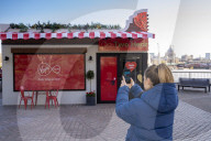 NEWS - Coronavirus: Die Zukunft nach Covid? Virtuelles gemeinsames Pizza-Essen an verschiedenen Orten dank Virgin Medias Two Hearts Pizzeria Konzept