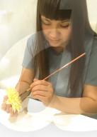 FEATURE - Künstlerin Michelle Nguyen kreiert ultra-realistische Blumen aus Zuckerguss