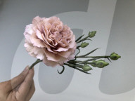 FEATURE - Künstlerin Michelle Nguyen kreiert ultra-realistische Blumen aus Zuckerguss