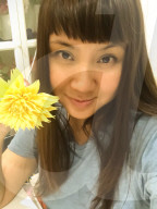 FEATURE - Künstlerin Michelle Nguyen kreiert ultra-realistische Blumen aus Zuckerguss