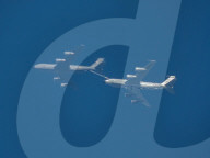 FEATURE -  Seltener Anblick: USAF-Luftwaffenflugzeug wird im Flug über Grossbritannien aufgetankt