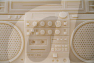 FEATURE -  Kerze in Form eines klassischen Radiorekorders aus den Achtzigern ist ein heisses Wohnaccessoire
