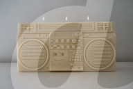 FEATURE -  Kerze in Form eines klassischen Radiorekorders aus den Achtzigern ist ein heisses Wohnaccessoire
