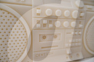 FEATURE -  Kerze in Form eines klassischen Radiorekorders aus den Achtzigern ist ein heisses Wohnaccessoire
