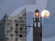 FEATURE - Pink Moon: Der Supermond über Hamburg