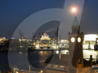 FEATURE - Pink Moon: Der Supermond über Hamburg