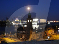 FEATURE - Pink Moon: Der Supermond über Hamburg
