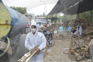 NEWS - Coronavirus: Einäscherung von Covid-19-Opfern, Ghaziabad, Uttar Pradesh, Indien
