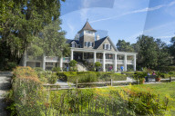 Plantation house in the Magnolia Plantation outside Charleston, South Carolina, USA