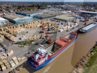 FEATURE - Holz wird vom Frachter Storetbeker im Hafen von Wisbech, Cambridgeshire, entladen