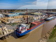 FEATURE - Holz wird vom Frachter Storetbeker im Hafen von Wisbech, Cambridgeshire, entladen