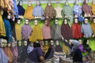 FEATURE - Indonesische Muslimin shoppt Kopftücher in einem Laden in Bogor, Indonesien