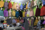 FEATURE - Indonesische Muslimin shoppt Kopftücher in einem Laden in Bogor, Indonesien