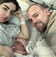 SCHICKSALE - Gigantischen Babybauch: Ärzte vermuteten nicht sichtbaren Zwilling - 5,5 kg schweres Baby zur Welt gebracht