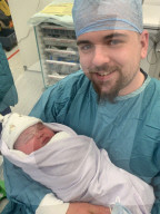 SCHICKSALE - Gigantischen Babybauch: Ärzte vermuteten nicht sichtbaren Zwilling - 5,5 kg schweres Baby zur Welt gebracht