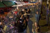 NEWS - Coronavirus: Ausgelassene Partygänger sonntagnacht in Soho, London