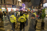NEWS - Coronavirus: Ausgelassene Partygänger sonntagnacht in Soho, London