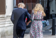 NEWS - London: Boris Johnson gibt seine Stimme bei den Kommunalwahlen 2021 ab
